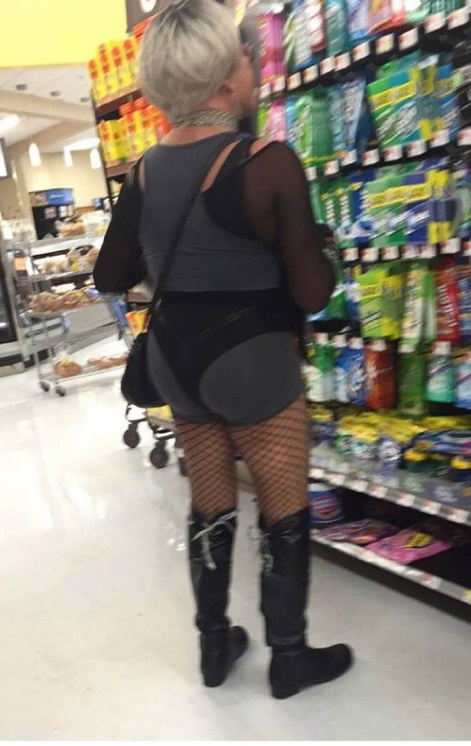 Модный показ самые безумные наряды посетителей магазинов