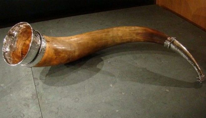 Питьевой рог из Роордахуизума сделанный в середине XVI века серебряных дел мастером Альбертом Якобсом Кантером Фризский музей в Леувардене