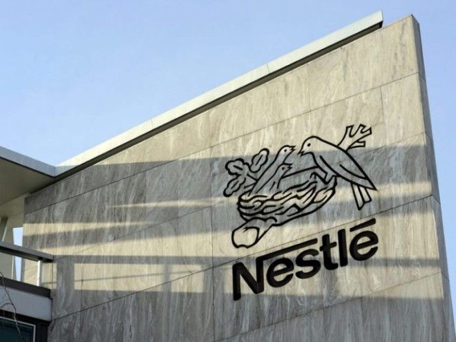 LAU215 VEVEY SUIZA 19022013 Imagen de archivo distribuida hoy martes 19 de febrero de 2013 que muestra el logotipo de la multinacional suiza Nestl en la sede de la compaa en Vevey Suiza el 14 de febrero de 2013 Nestl ha retirado productos de pasta con carne de vacuno en Espaa e Italia tras desvelarse que contienen trazas de ADN de caballo superiores al uno por ciento inform la compaa En un comunicado divulgado en las ltimas horas Nestl explica que ha decidido la suspensin de la distribucin de todos los productos elaborados de vacuno suministrados por la empresa alemana HJ Schypke un subcontratista de su proveedor JBS Toledo NV Los productos retirados de la venta en Espaa e Italia son los ravioli y tortellini de carne Buitoni Tambin se ha retirado una lasaa a la boloesa producida en Francia para negocios de catering EFELaurent Gillieron