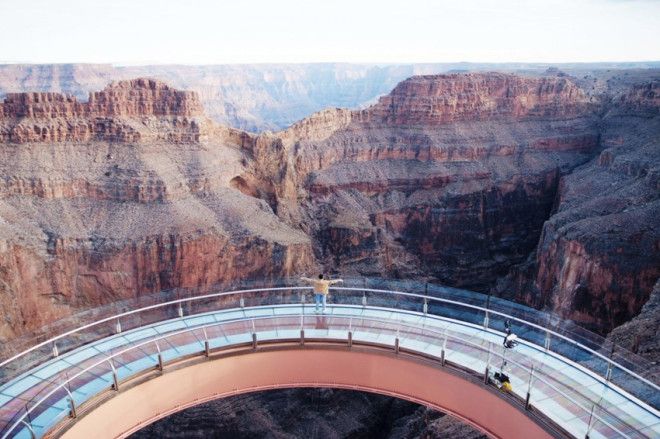 Большой Каньон США Без этой природной достопримечательности список невероятных скальных образований был бы неполным Каньон на плато Колорадо это настоящая машина времени на которой можно совершить путешествие сразу в несколько геологических периодов В каньоне протяженностью 446 км остались следы четырех геологических эр Земли За 10 млн лет его создания природа сформировала ущелье глубиной до 1800 метров заполненное скоплениями утесов самых невероятных форм и цветов Лучший вид на них открывается со стеклянной смотровой площадки Небесная тропа выступающей за края каньона на 20 метров и возвышающейся над ним на высоте 1220 метров