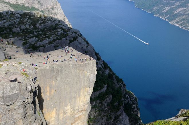 Прекестулен Норвегия Гигантский утес возвышается над Люсефьордом Высота скального образования составляет 604 метра Его вершина представляет собой естественную обзорную площадку площадью примерно 25 на 25 метров С утеса открывается великолепный вид от которого захватывает дух даже и видавших виды туристов 