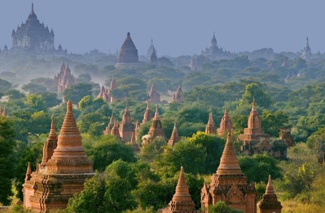 Паган Бирма&nbsp; В столице царства Паган которое находится на территории современной Мьянмы в период его расцвета было возведено тысячи пагод храмов ступ и монастырей Большая часть сооружений датируется XIXIII веком На площади в 42 кв км сохранилось около 5 тыс различных священных построек Самое известное сооружение пагода Швезигон В ней хранится кость и зуб Будды