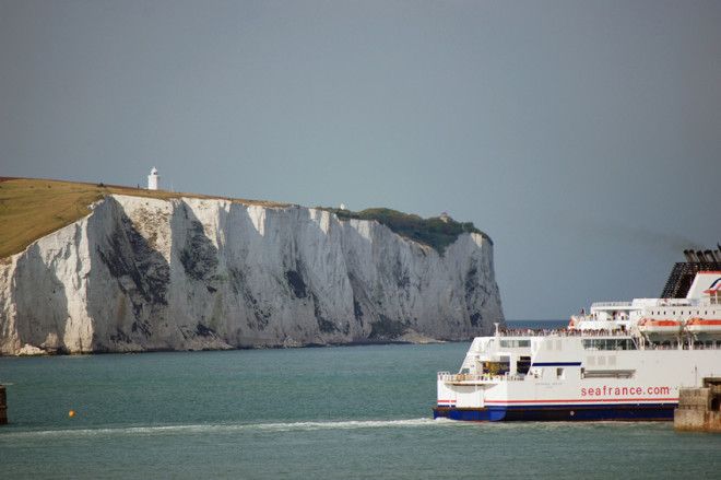 Белые клифы Дувра Великобритания  Обрамляющие береговую линию пролива ПадеКале скалы являются частью возвышенности Норт Даунс Высота скал достигает 107 метров В их состав входит мел и кремень благодаря чему их видно с французского мыса ГриНе а среди моряков они завоевали славу символа берегов Англии