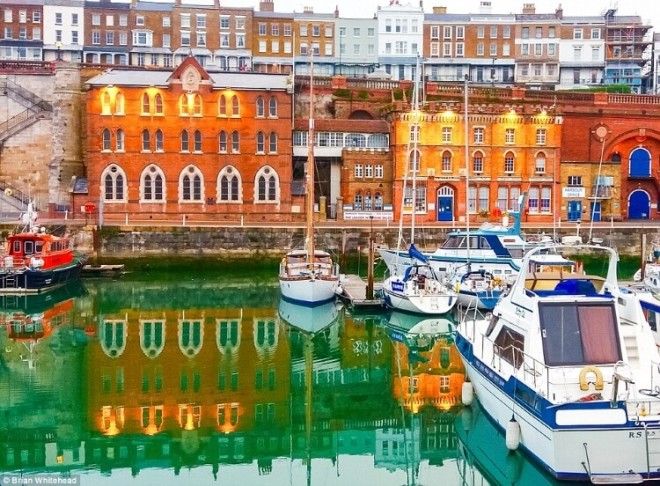 Неспешная жизнь маленьких прибрежных городков Англии в 20 красочных фото