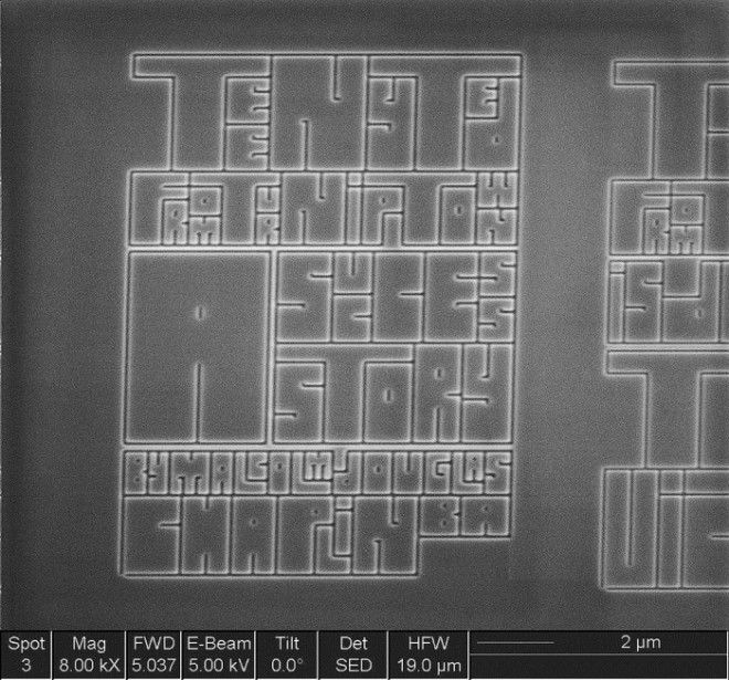 Электронный снимок самой маленькой книги в мире