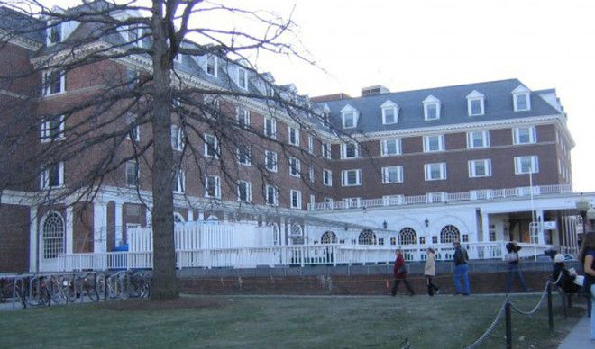 Комната 428 Этот номер студенческого дормитория всегда закрыт Двери заколотили еще несколько десятков лет назад студенты неоднократно заявляли о странной активности пугающей обитателей общежития Похоже на очередную студенческую байку верно Примерно так рассуждал декан факультета юриспруденции Филлип Ричардс который вознамерился положить конец этому&nbsp; безобразию студенты уже несколько раз вызывали к общежитию полицию Декан решил провести в проклятой комнате ночь продемонстрировав ее полную безопасность Утром номер 428 оказался пустым а Ричардса больше никто никогда не видел