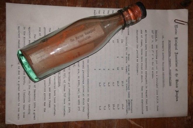 Загадочное послание На почтовой открытке с текстом на английском голландском и немецком языках нашедшего бутылку просили указать где и как она была обнаружена а затем отправить эту открытку в британский Плимут на адрес Морская биологическая ассоциация Великобритании за награду один шиллинг старинная монета достоинством 12 пенсов Мы сделали как было сказано и тут все завертелось сказала Винклер