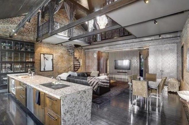 Рабочая поверхность кухни визуально разделяет помещение пополам. Рабочая поверхность кухни визуально разделяет помещение пополам