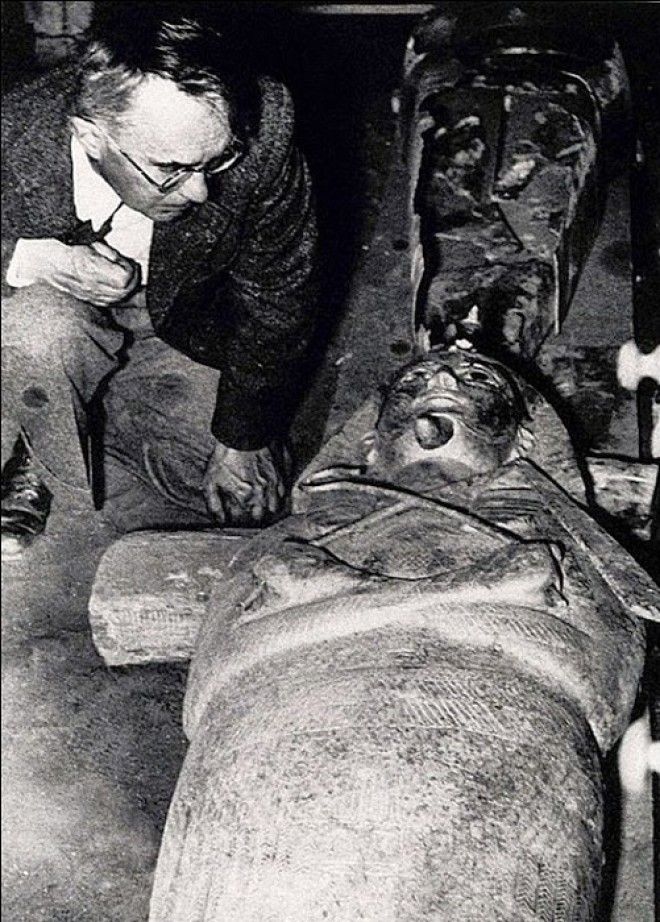 Пьер Монте возле саркофага фараона. | Фото: proxy11.media.online.ua. Пьер Монте возле саркофага фараона. | Фото: proxy11.media.online.ua.