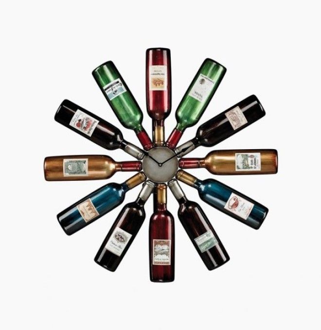 Винные настенные кухонные часы сделанные из разноцветных бутылок