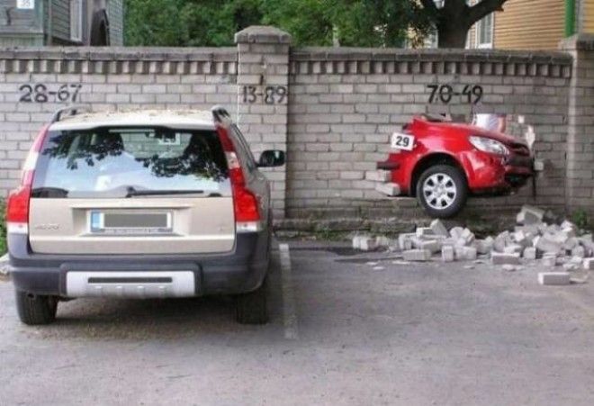 Некоторым лучше просто держаться от машин подальше Некоторым лучше просто держаться от машин подальше