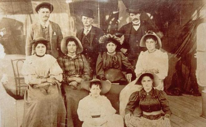 С тех самых пор до 1934 года семья Джузеппе правила Таволара Жители острова а кроме потомков Бертолеоне здесь никого и нет поддерживают существование сельским хозяйством и рыболовством Также они разводят коз и содержат целых два ресторана для немногочисленных туристов