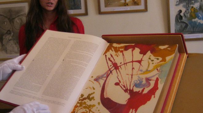 Библия сюрреалистов Идею заняться иллюстрацией библии подал Сальвадору Дали приятель Джузеппе Альбаретто Два года гений сюрреализма провел над проектом но результат того стоил Библию Дали похвалил сам Папа Римский однако миряне были очень недовольны иллюстрациями