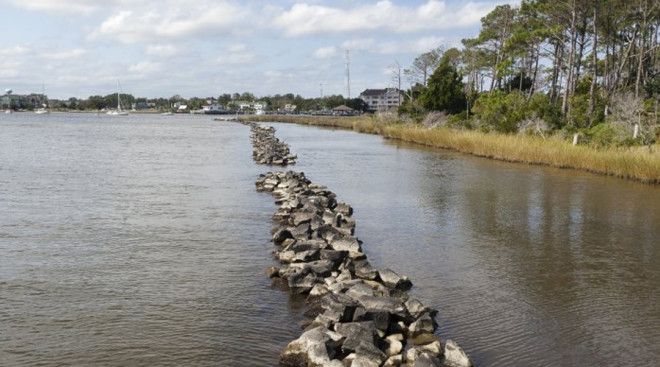 Подводная тайна В то время, как историки постепенно находят все больше предпосылок для развития новых теорий об индейцах, демонах и пропавших колонистах, археологам приходится гораздо сложнее. С 1940-х годов в Роаноке было проведено много раскопок, но никто на самом деле так и не нашел полностью поселение 1587 года. Согласно исследованию National Geographic, потерянную колонию вполне могло поглотить море полностью.