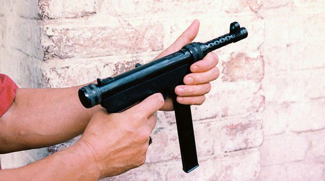 Борз Еще в начале 1990х годов армянские конструкторы создали довольно удачную модель пистолетапулемета К692 Простое и эффективное оружие пришлось по вкусу чеченским боевикам выпускавшим его под наименованием Борз На территории России кустарно изготовленные Борзы пользуются большой популярностью поскольку не состоят в пулегильзотеке МВД и не имеют официальной маркировки