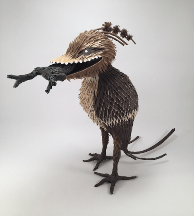 Художник делает фигурки персонажей Босха из папьемаше 