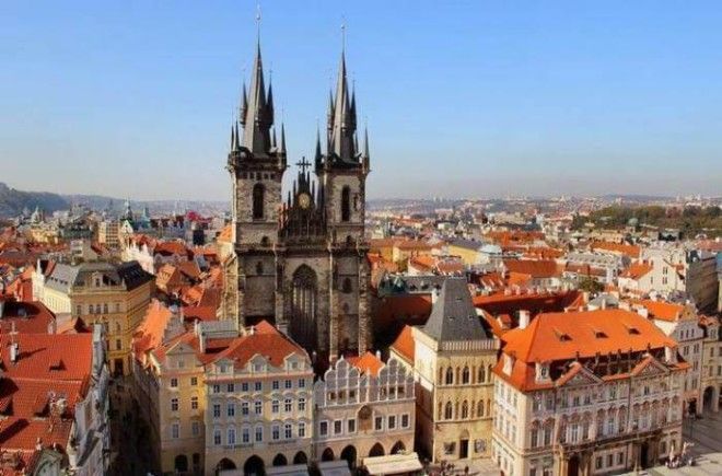 Две остроконечные башни величественного готического Тынского храма которые заметны в любую погоду из любой точки Праги построены семь веков назад