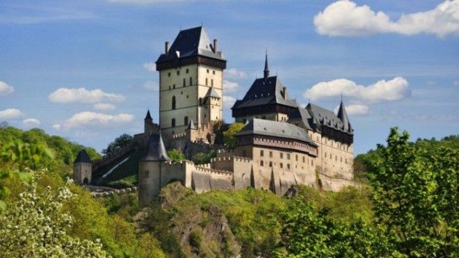 Бывшая летняя резиденция короля Чехии и императора Священной Римской империи Карла IV расположена на неприступной скале высотой более 70 метров