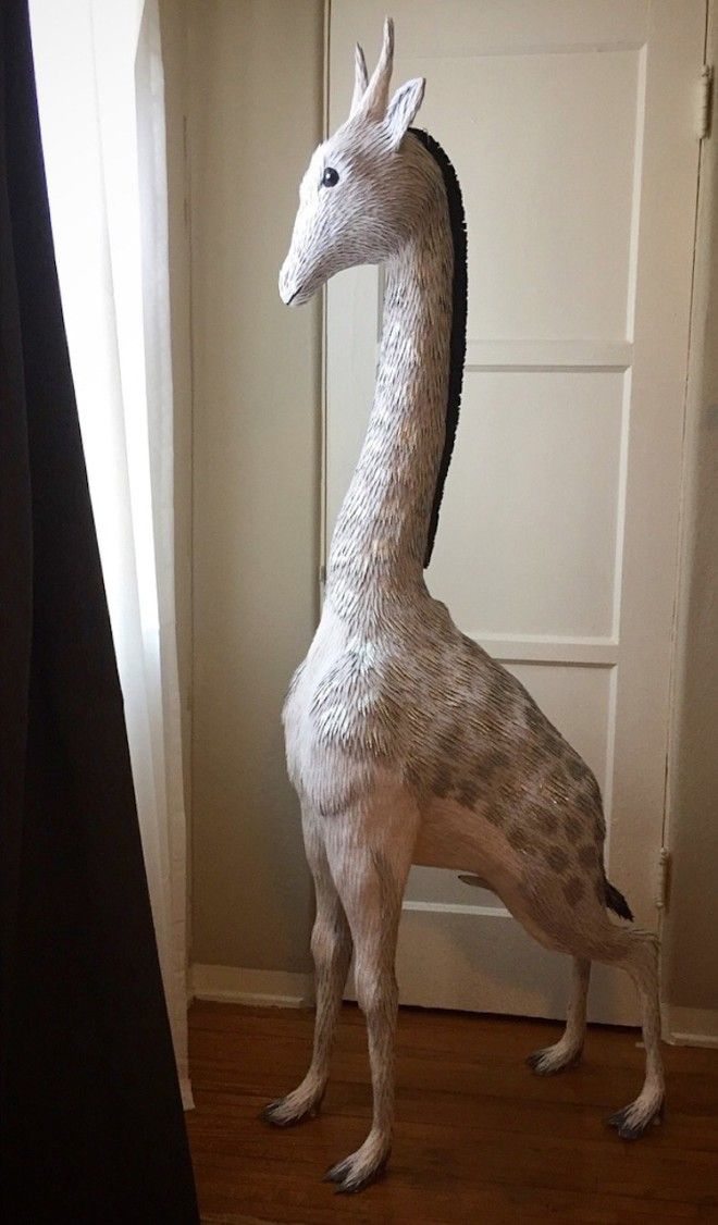 Художник делает фигурки персонажей Босха из папьемаше 