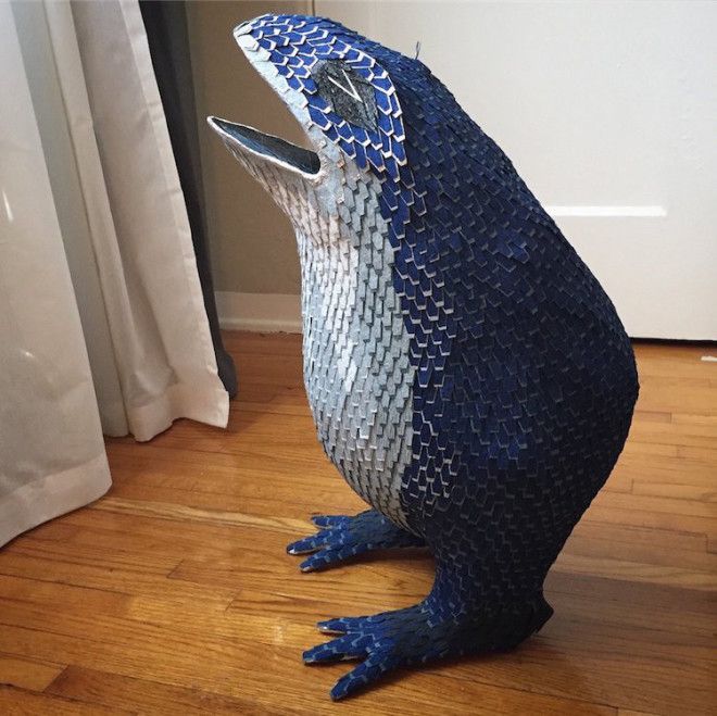 Художник делает фигурки персонажей Босха из папьемаше 