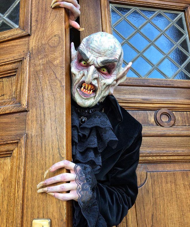 22летний художник по спецэффектам мастерски перевоплощается в диснеевский злодеев