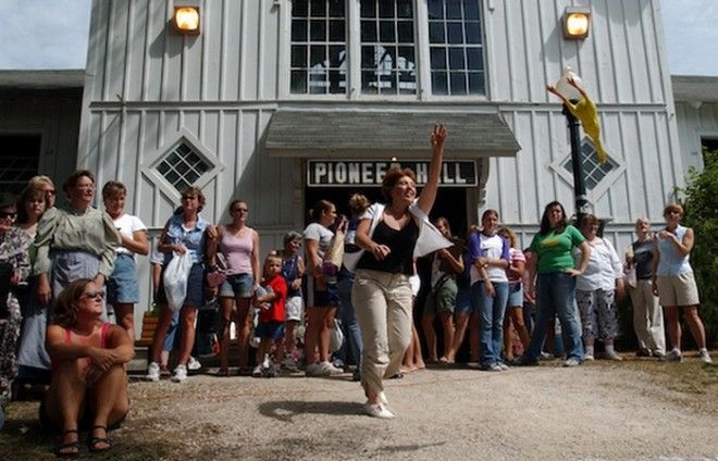 Странная забава Женский конкурс метания резиновых куриц