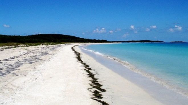 Острова Кулебра и Вьекес В 60х годах прошлого века американские пилоты отрабатывали на этих островах бомбометание Кто в те времена думал о флоре и фауне На смену напалмам и бомбам пришли туристы которые наносят островам чуть ли не больший вред Правительство ПуэртоРико рассматривает закон об ограничении въезда на острова но пока орды отдыхающих продолжают уничтожать уникальную природу Если все так и дальше пойдет то Кулебра и Вьекес уже совсем скоро превратятся в безжизненные отмели