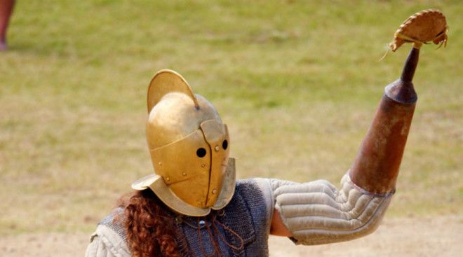 Скиссор Оружие появилось на гладиаторских аренах Древнего Рима Скиссор представлял собой стальной рукав на конце которого крепилось серповидное лезвие Таким образом воин мог одновременно защищаться и нападать на противника