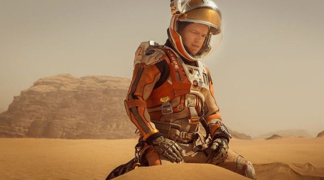 Марсианин Костюм EVA используемый в Марсианине конечно отличается от того что был на астронавтах при посадке на Луну Тем не менее он был разработан с максимальной реалистичностью режиссер даже консультировался со специалистами НАСА Шлем обеспечивает хороший обзор ткань же предохраняет астронавта от суровых марсианских условий Ну в теории все именно так