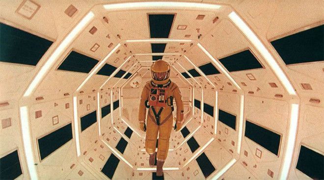 Космическая одиссея 2001 Трудно найти дизайн космического костюма более знаковый чем тот который использовал Стэнли Кубрик в своей Космической одиссее Собственно скафандры настолько реалистичны что эта деталь заставила людей поверить Кубрик режиссировал посадку американцев на Луну