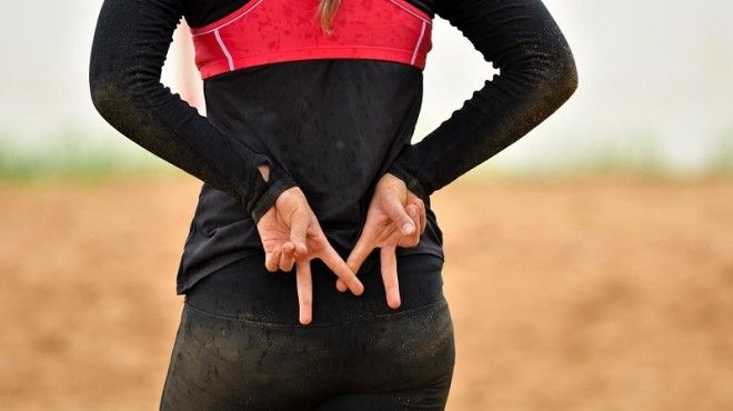 Вот что значат скрещенные за спиной пальцы в пляжном волейболе