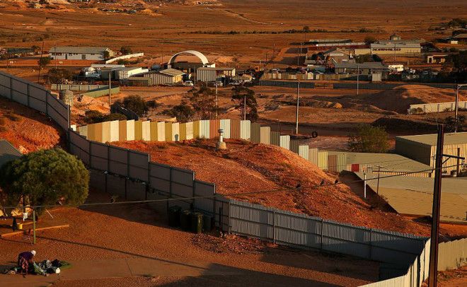 КуберПеди Австралия Здесь настолько жарко что местные жители предпочли переехать под землю 37 градусов даже в тени Очарование местечку придают сезонные пыльные бури от которых не спасает даже подземное убежище