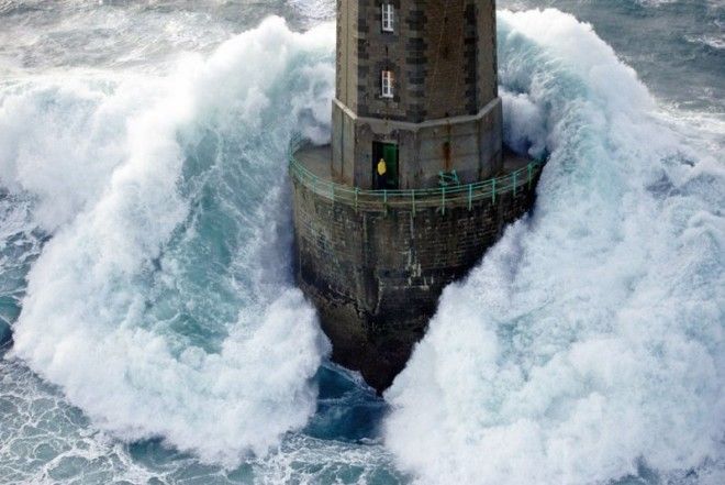 16 фото самого знаменитого маяка Маре La Jument 