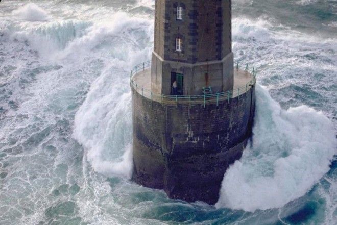 16 фото самого знаменитого маяка Маре La Jument 