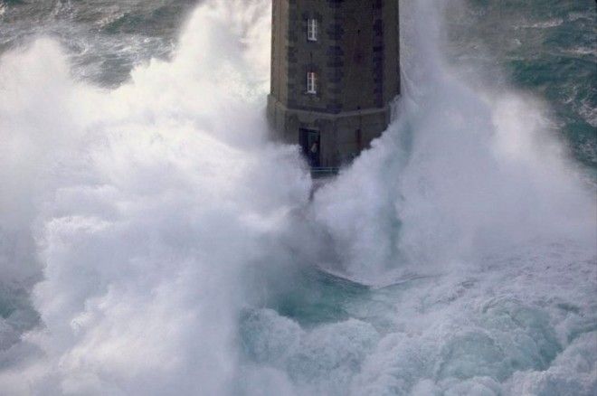 16 фото самого знаменитого маяка Маре La Jument 