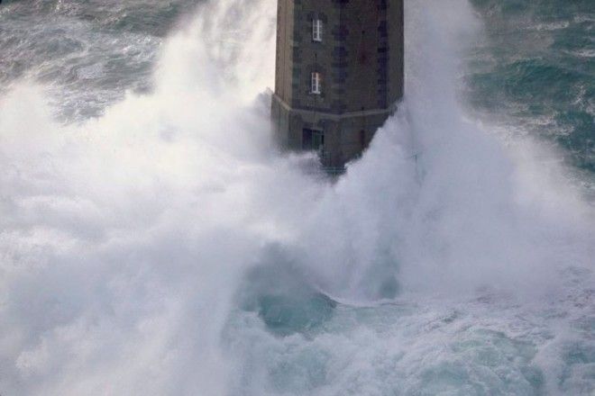 16 фото самого знаменитого маяка Маре La Jument 