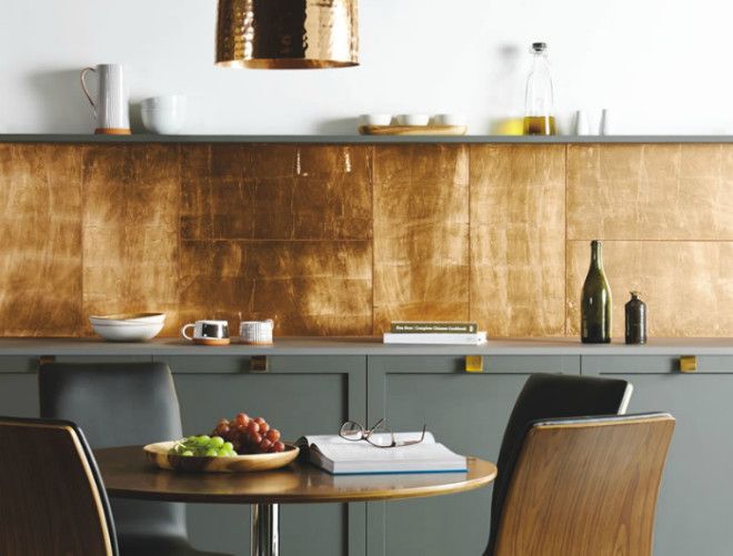 Кухонный фартук украшенный золотой плиткой