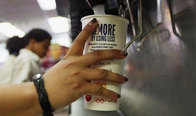 Даже до того как попасть в автомат колу хорошо охлаждают