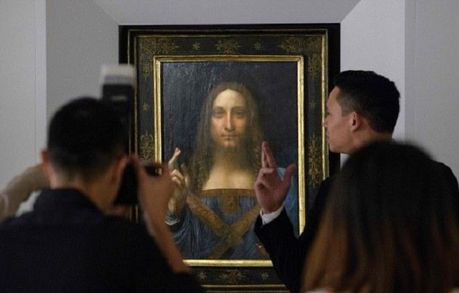Картина «Спаситель Мира» в аукционном доме Christie's. | Фото: dailymail.co.uk. Картина Спаситель Мира в аукционном доме Christies Фото dailymailcouk