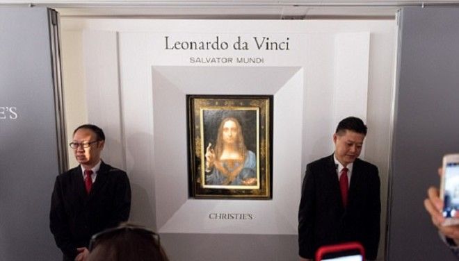 Картина «Спаситель Мира» в аукционном доме Christie's. | Фото: dailymail.co.uk. Картина Спаситель Мира в аукционном доме Christies Фото dailymailcouk