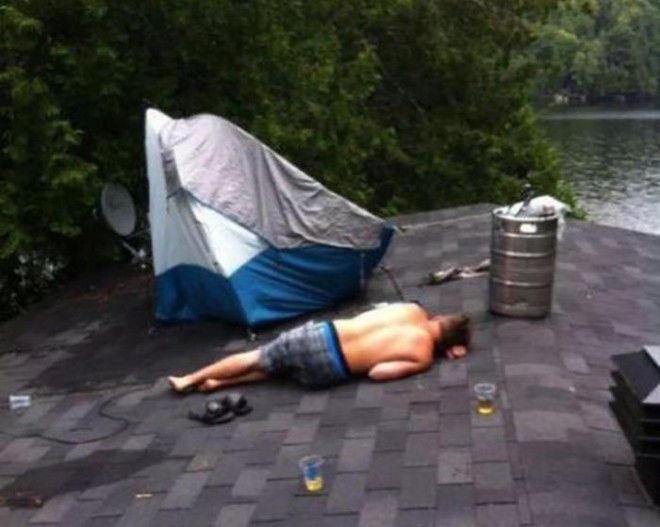 Пьяные люди прилегли немного отдохнуть