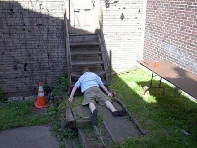 Пьяные люди прилегли немного отдохнуть