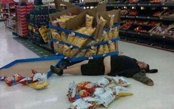 Пьяные люди прилегли немного отдохнуть