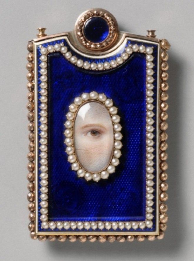 Памятный кулон из слоновой кости. Англия, около 1800 года. | Фото: philamuseum.org. Памятный кулон из слоновой кости Англия около 1800 года Фото philamuseumorg