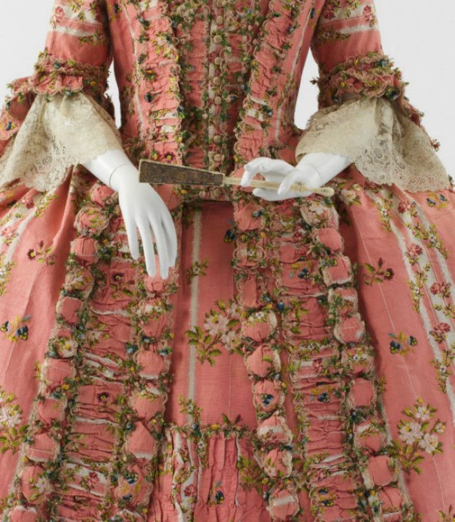 Платье придворной дамы, Франция, 1775 год. | Фото: fiveminutehistory.com. Платье придворной дамы Франция 1775 год Фото fiveminutehistorycom